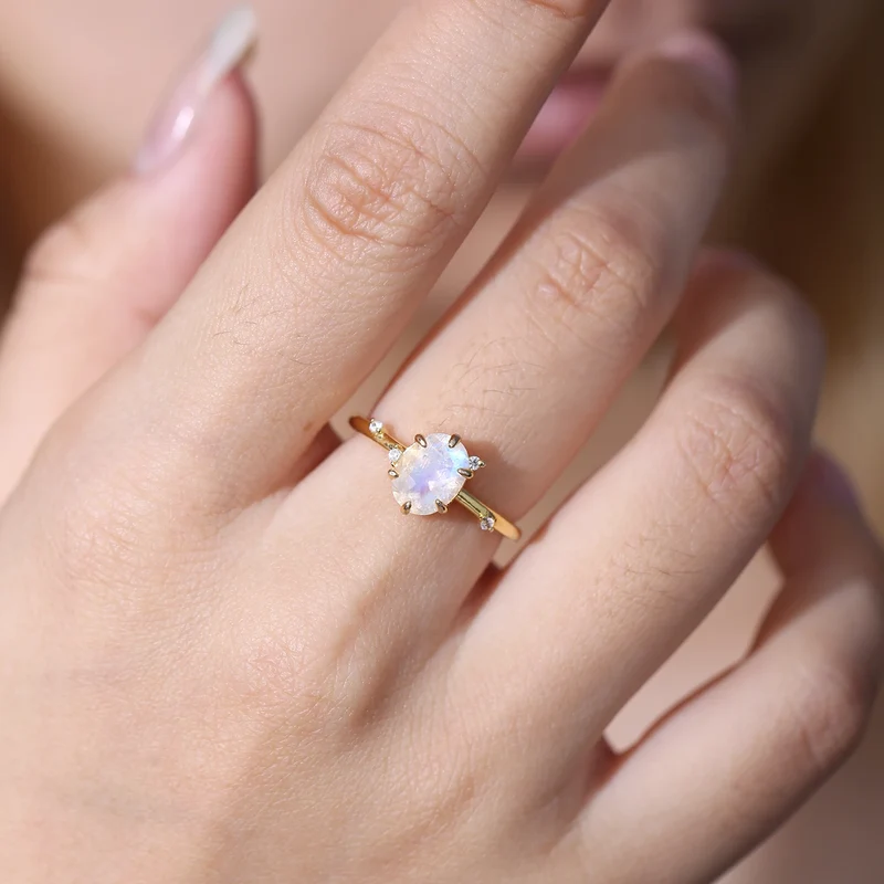 Leaf ring with a natural moonstone in gold