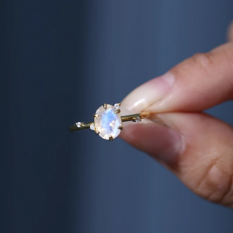 Leaf ring with a natural moonstone in gold