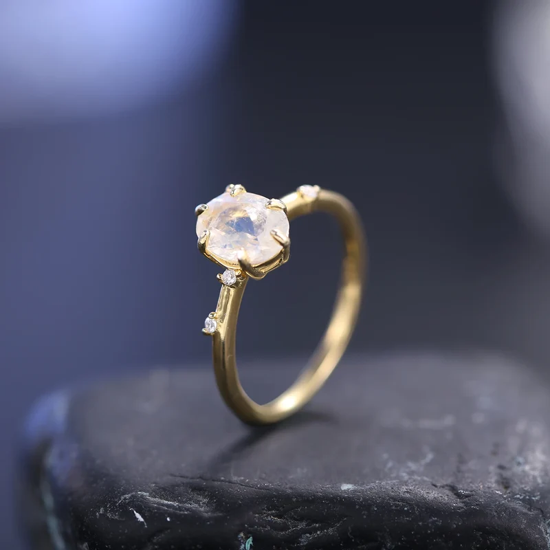 Leaf ring with a natural moonstone in gold