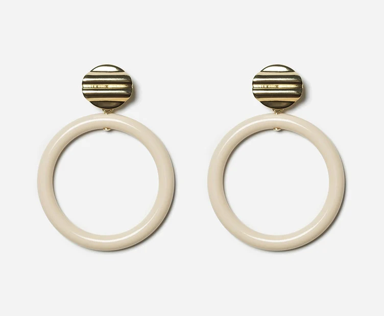 Boucles d'oreilles Dolores dorées et résine ivoire