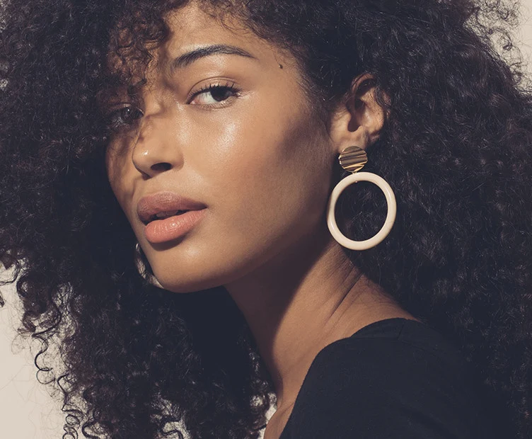 Boucles d'oreilles Dolores dorées et résine ivoire