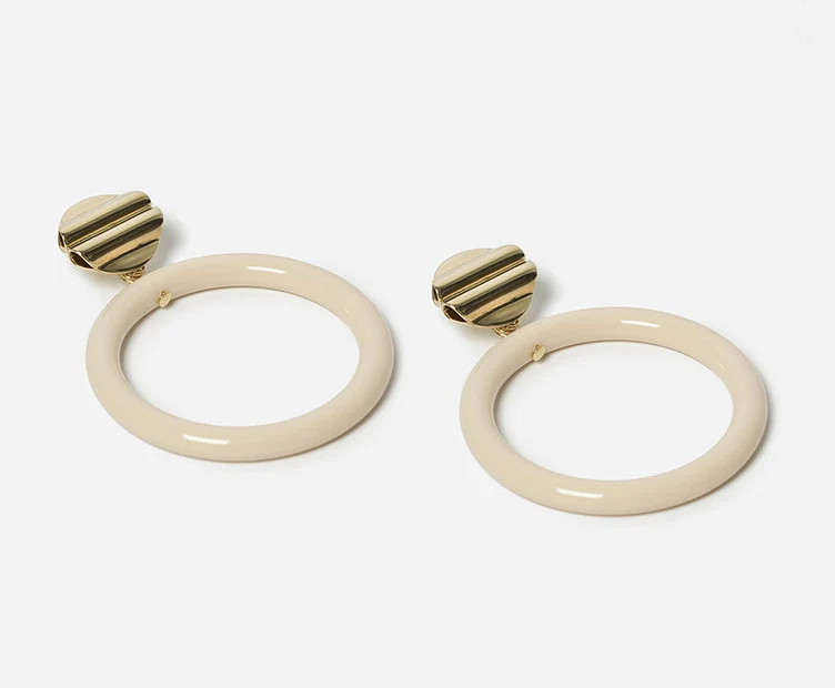 Boucles d'oreilles Dolores dorées et résine ivoire