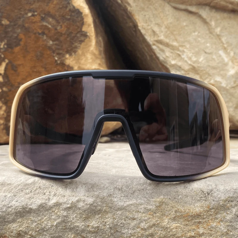 Light-Adaptive Mojave with Photochromic Lenses