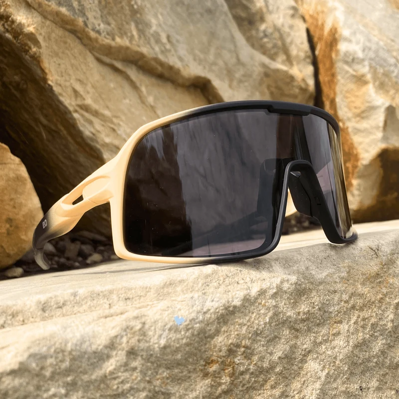 Light-Adaptive Mojave with Photochromic Lenses